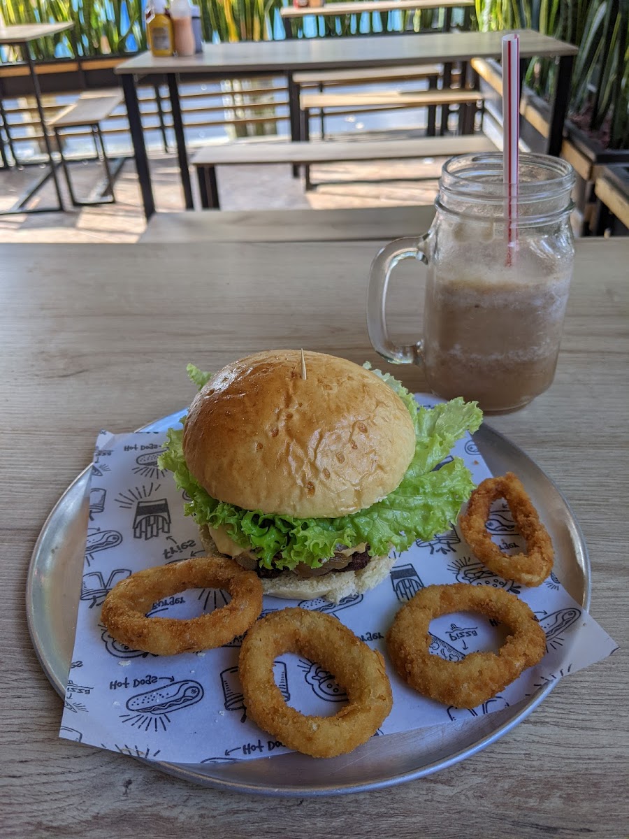 Mas q’ alitas burgers and ribs