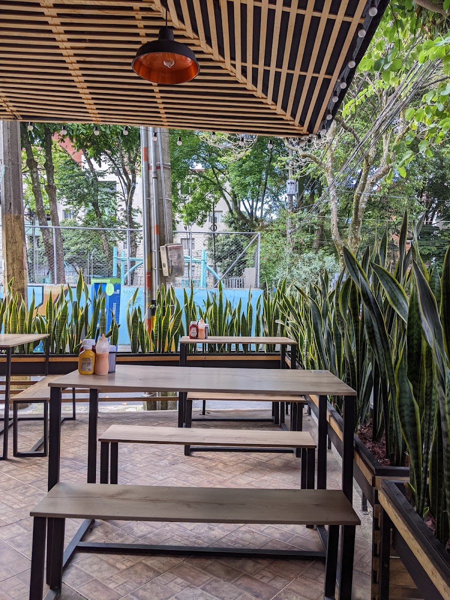 Mas q’ alitas burgers and ribs