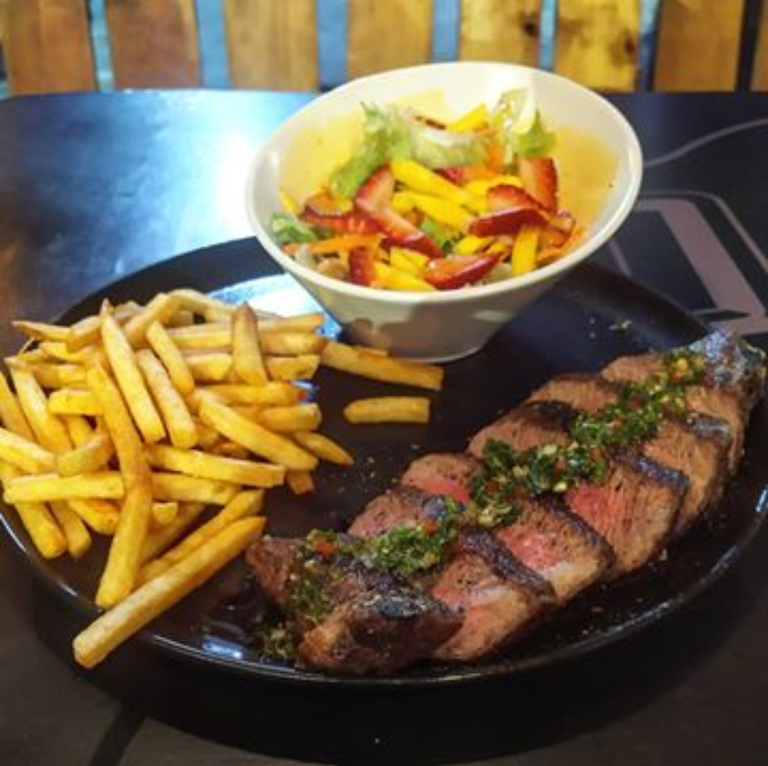 Lounge Food and Drink's