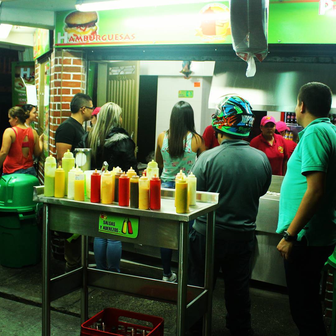 DeliStar | Hamburguesas & Perros - Brisas de Robledo