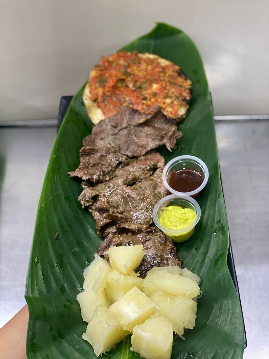 Carnes sopas y arepas