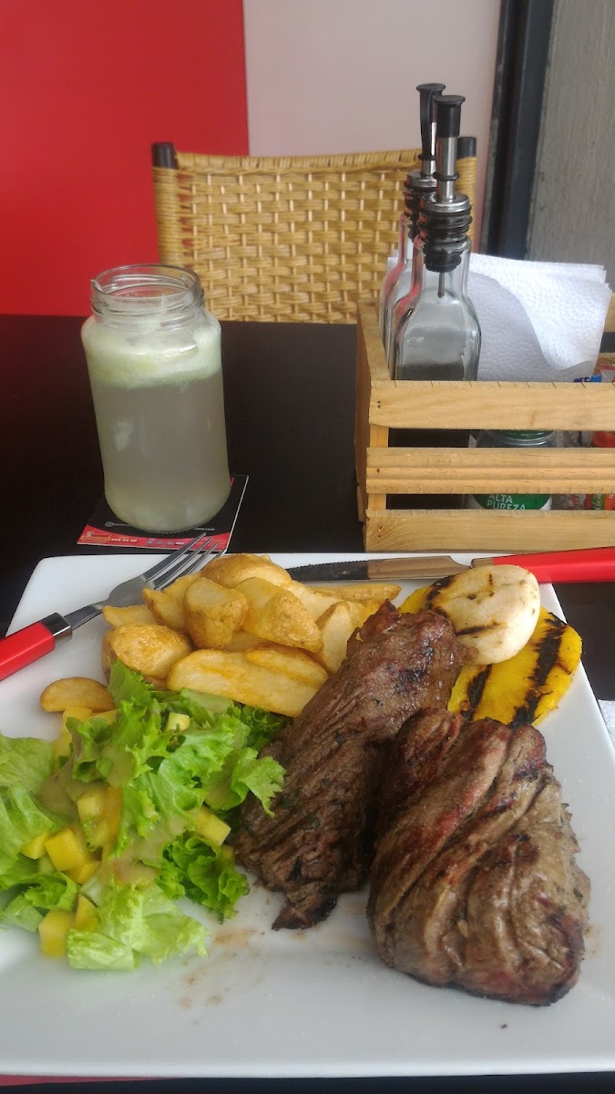 CARMEZI. CHARCUTERIA & PARRILA