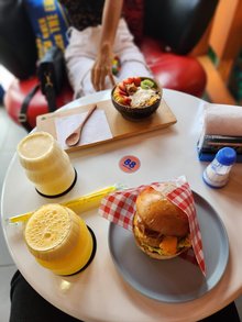 88 CAFÉ & DELI