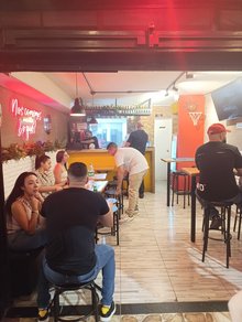 Alas bravas sede de laureles