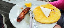 Deliciosos chorizos con arepa El salvador