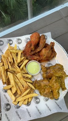 Endiabladas papas & alitas.