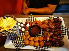 Gusto's HOT WINGS