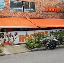 Hooters Medellín