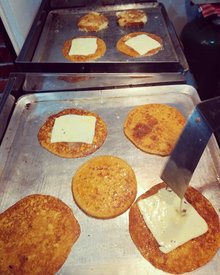 MR AREPAS, chocolo-queso.