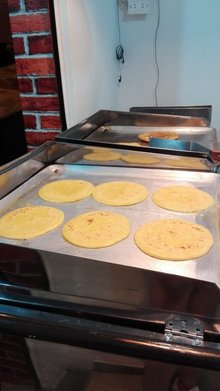 MR AREPAS, chocolo-queso.