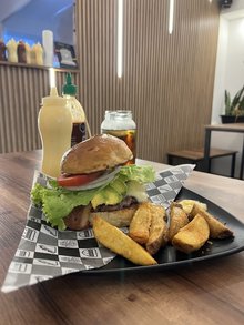 SANTA BURGUESA